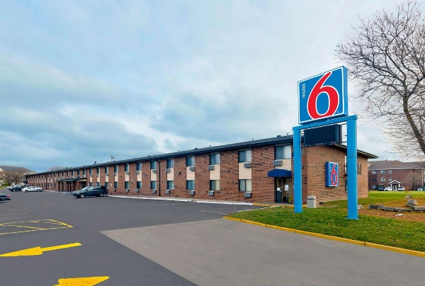 Motel 6-Oak Creek, WI image 1